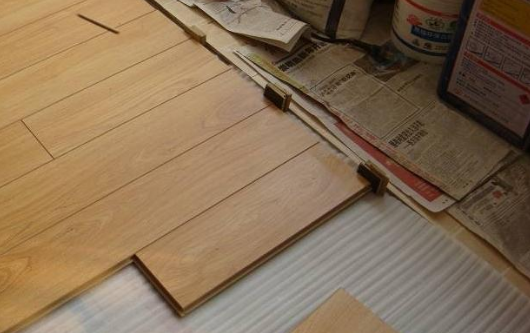 木地板底下一定要铺一层这个东西